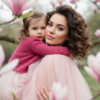 Промпт для фото в стиле 🌸 Нежность материнства: весенний портрет среди магнолий
