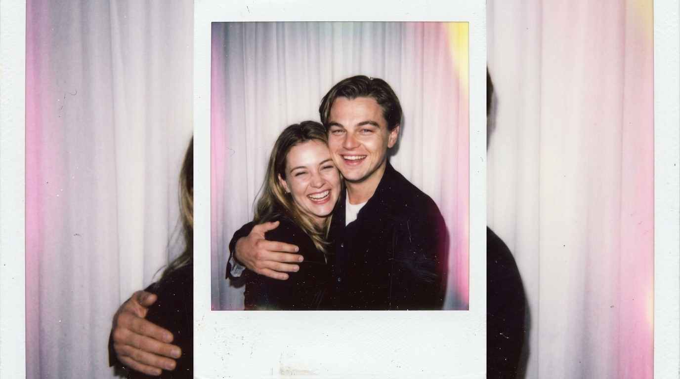 Готовое фото со знаменитостью из нейросети в стиле Polaroid: человек и звезда в обнимку