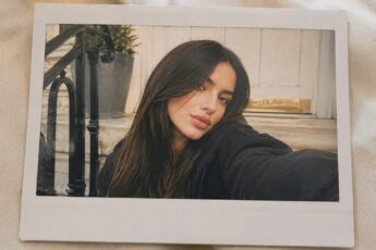 Фото в стиле полароид: селфи-карточка Polaroid с тёплыми винтажными тонами