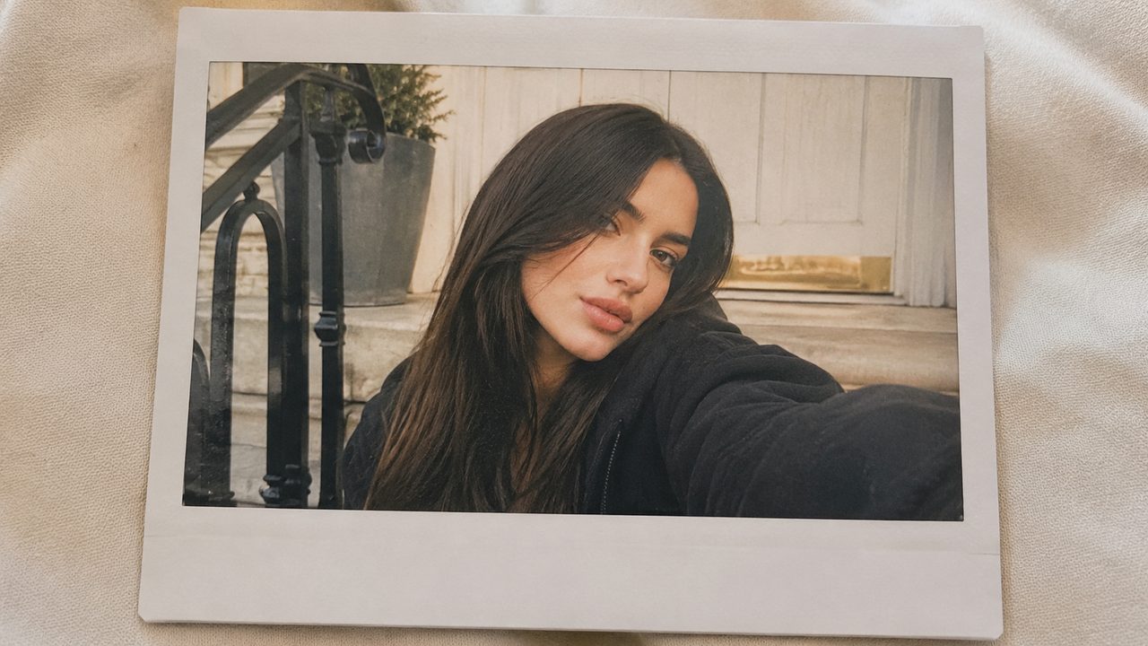 Фото в стиле полароид: селфи-карточка Polaroid с тёплыми винтажными тонами
