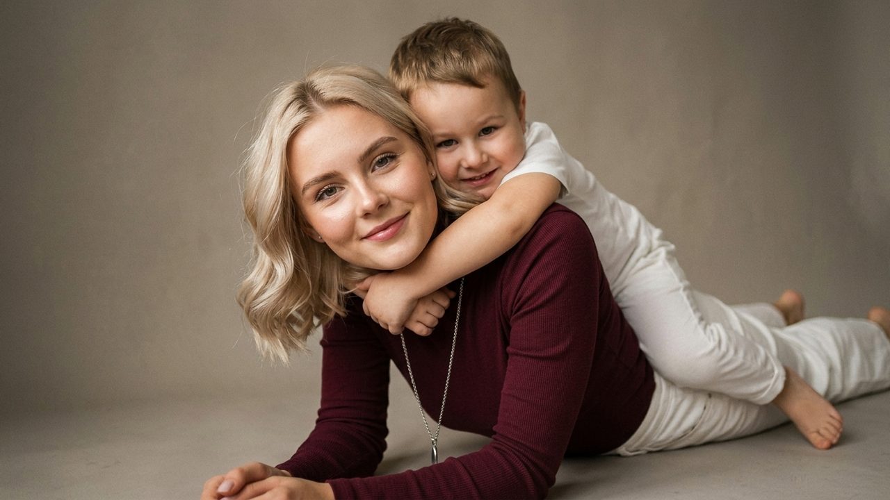 ИИ фото с ребёнком: мама и сын лежат на животе в студии