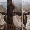 Фото девушки со спины осенью: три героини с книгой на балконе у леса в тумане