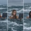 Фото в океане с ноутбуком и кофе: три девушки по грудь в штормовых волнах