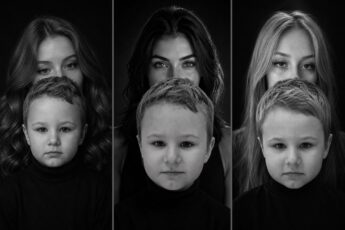 Фотосессия мамы и сына: три чёрно-белых портрета, мальчик в водолазке впереди, мамы с тёмными, рыжими и светлыми волосами за ним
